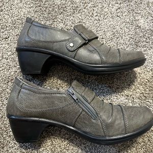 Cute comfortable gray loafers size 10 excellent tread